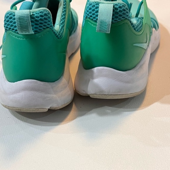 ISO I’M in Search of Nike Womens Darwin 819959-331 Green Running Sneakers Size 8 - Picture 9 of 9